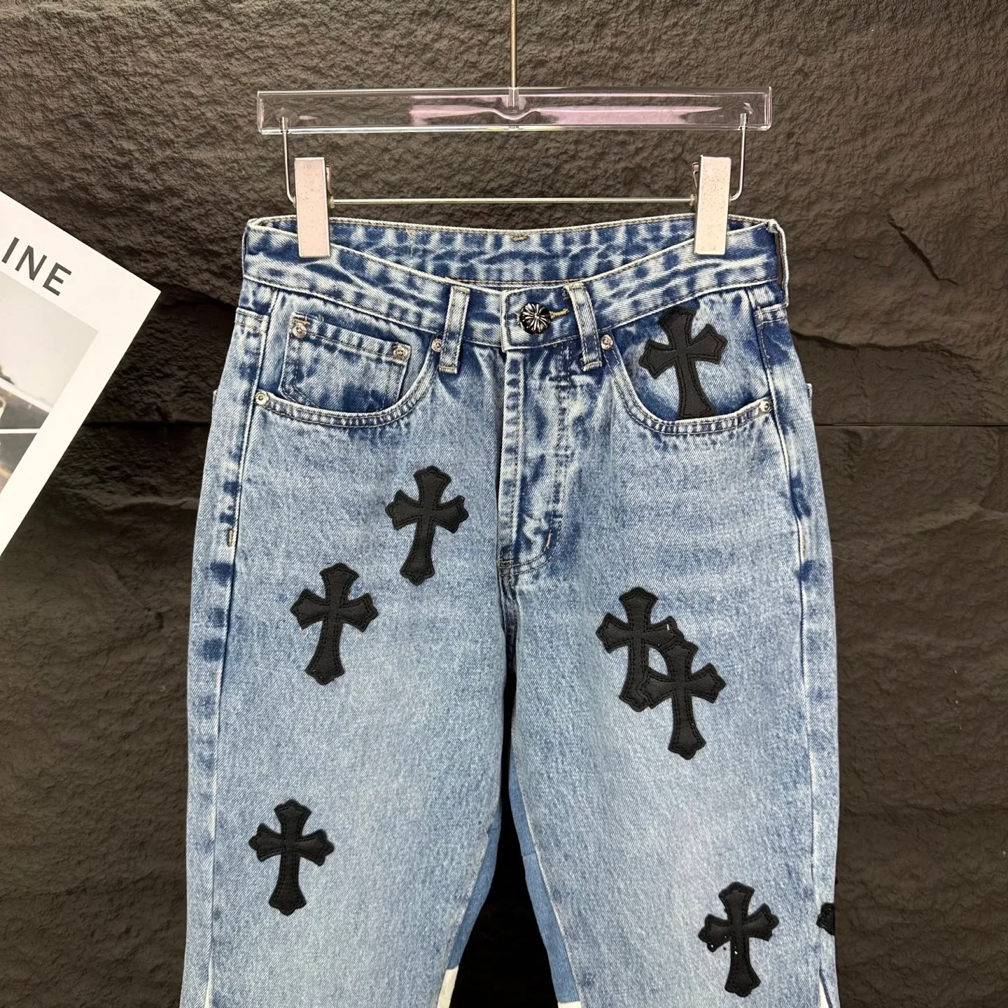P290 GALLERY DEPT. & Croixin co-branded 2025 new limited-edition black large cross leather couple's bootcut jeans 🔥High version🔥High version🔥 Top ceiling quality Styles with different washed textures are very friendly to people with thin legs and thick legs. The bootcut version is very flattering to the leg shape. Moderate length that never goes out of style, easy and casual to match, basic styling for various styles, a must-have in the wardrobe! The fabric is stiff but also makes the upper body soft without losing texture. The washing process is even more perfect. It is a must-have item for everyone! ! ! Washed wheat, hang tag, pants label, three complete labels, color: blue, size: 28, 30, 32, 34, 36 (five sizes)